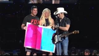Brad Paisley reveals gender of couple&#39;s baby on stage