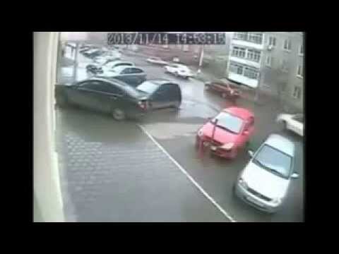 Wyjazd kobiety z parkingu.
