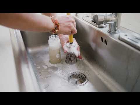 Vacuum lid in natural rubber for wide neck bottles