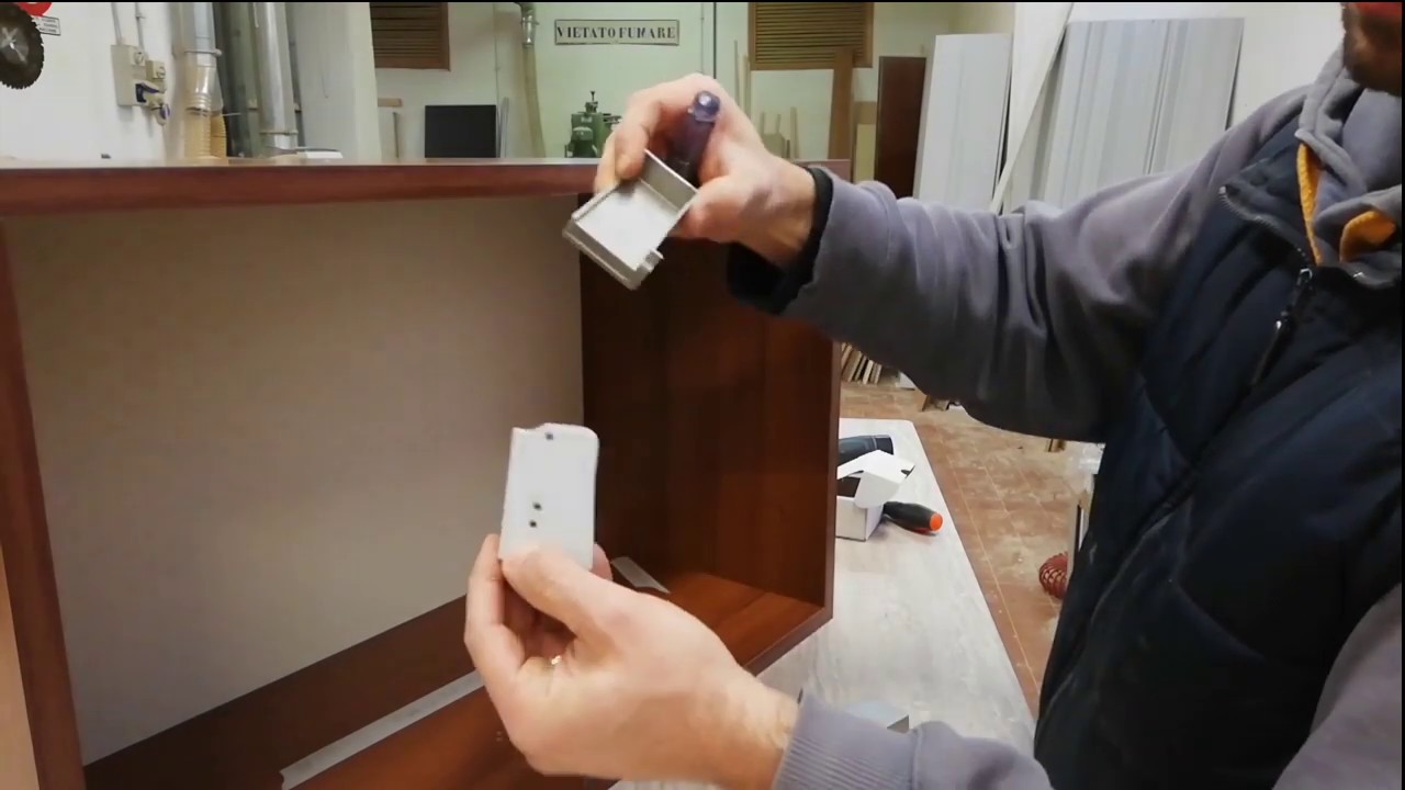 Montaggio di un pensile in kit