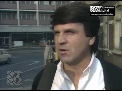 Rote Karte für Hans-Ulrich Thomale, Trainer 1. FC Lok Leipzig, am 8. Spieltag der Saison 1989/90