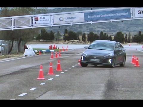 Hyundai IONIQ Híbrido 2016 – Maniobra de esquiva (moose test) y eslalon | km77.com