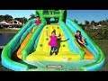 Diana y Roma Juegan con Tobogán de Agua Inflable Diana y Roma Juegan con Tobogán de Agua Inflable