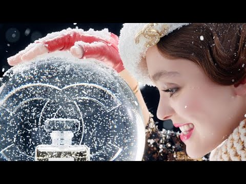 Shake up the Holiday Spirit with N°5. The film featuring Lily-Rose Depp – CHANEL Fragrance