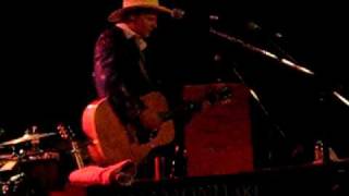 fred eaglesmith with a noisy crowd