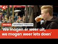 Drukte bij heropening terrassen: in de rij voor een plekje