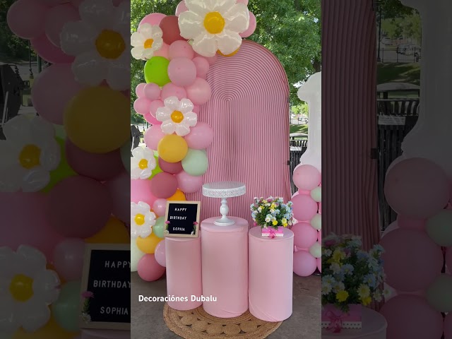 Vídeo relacionado con Bikasun Juego de vajilla de fiesta de margaritas margaritas para 16 invitados, flores blancas y rosas, decoración para fiestas de cumpleaños infantiles, vasos servilletas platos de papel