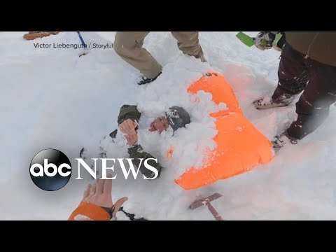 フレンチアルプスに閉じ込められたスキーヤーが、仲間のスキーヤーに救助された映像 (Video shows a skier trapped in the French Alps and rescued by fellow skier)