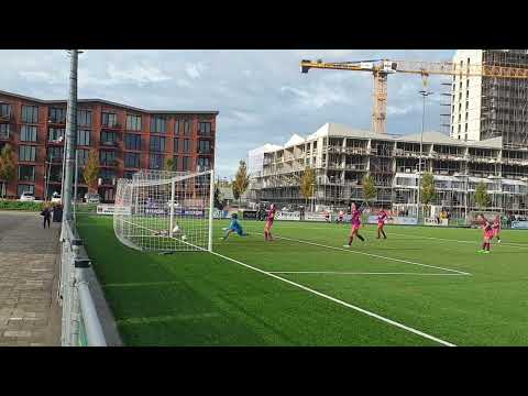 Ado DenHaag MO16 keepster houdt bal uit het doel, of net niet