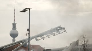 Flutlichtmasten im Jahn-Sportpark in Berlin gesprengt