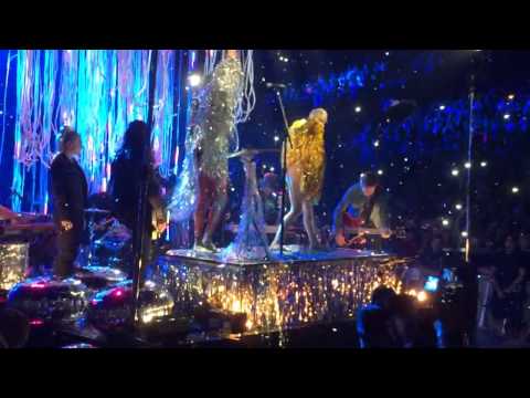 Miley Cyrus & The Flaming Lips - Lucy In The Sky With Diamonds HD