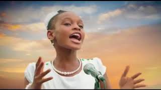 Watch as little girl sings Nigeria&#39;s national anthem