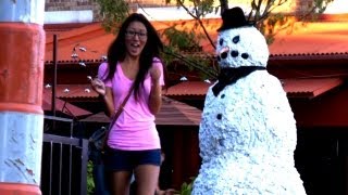 Смотреть онлайн Оживший снеговик шокирует людей