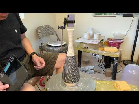 431. Trimming/Sgraffito Decorated a Thin-Necked Bottle with Hsin-Chuen Lin 林新春 細頸瓶修坯雕紋示範