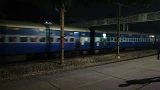 preview picture of video 'Mahananda Express arriving on Etawah Junction'