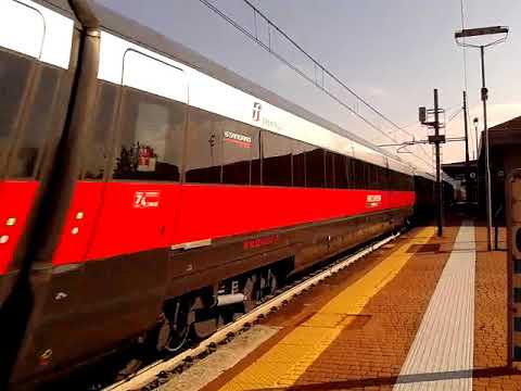 Frecciarossa (FR 9430) Napoli C.LE - Venezia S. Lucia in transito a forte velocità