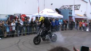 Dominik Csauth Motorrad Stunt Show mit einer Suzuki Gladius 650