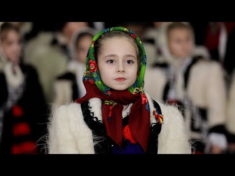 Colindă de la Bârsana - Părintele Marcel Oprișan și Colindătorii din Bârsana