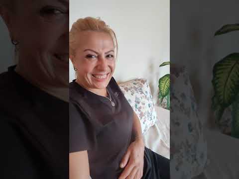 SÜREKLİ KENDİ GÜLÜŞÜNE GÜLEN KADIN :D ( DURAMIYOR)