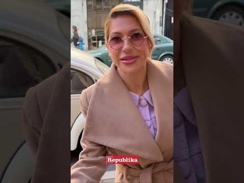 Jovana Jeremić stigla na glasanje u “šanel” kaputiću! Kasni jer je spremala Tigru ručak