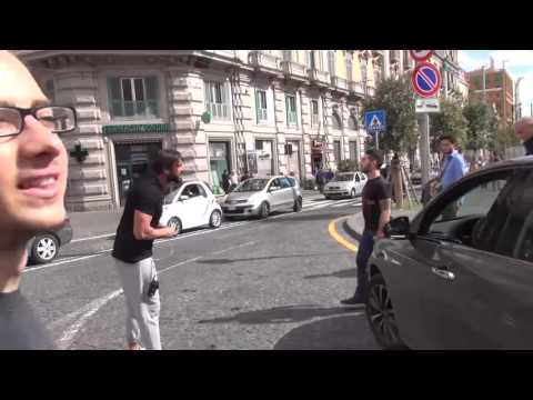 Naples, the procession parades and the Police bump into each other: brawl between the Forces of L...