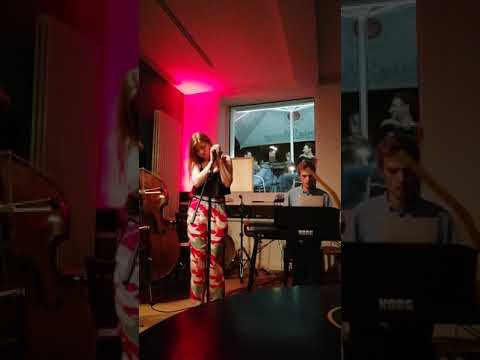 Ой, чий то кінь стоїть