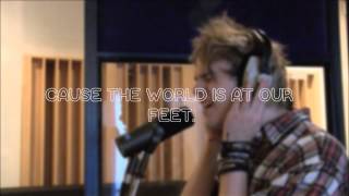 5 seconds of summer ft scott mills - hearts upon our sleeve (lyrics)