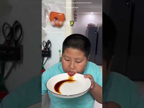 Este Niño Finge Comer Verduras Verdes 😅