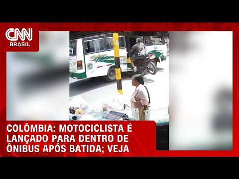 Motociclista é lançado para dentro de ônibus após batida na Colômbia; veja imagens | CNN BRASIL