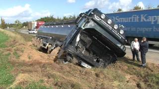 preview picture of video 'Lastbil kørt i grøften. Dons Landevej ved Kolding.'