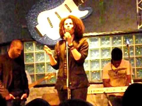 Perfume - Paloma Possi - Sérgio Saas e banda (Raiz coral)