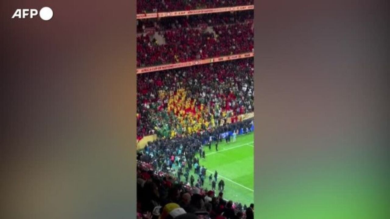 Finale Coppa d'Africa, i tifosi senegalesi tentano di invadere il campo