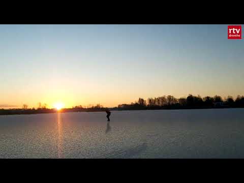 Het piept en het kraakt: Vroege schaatser op het Paterswoldsemeer