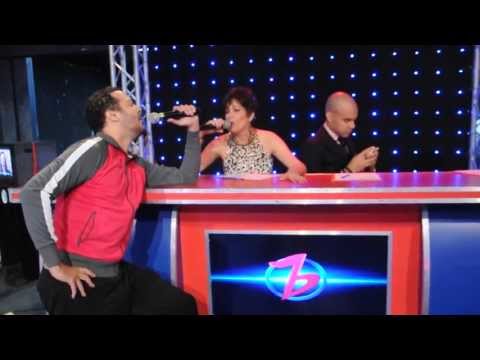 Roy Tavaré en Buscando el Exito Premium cantando backstage