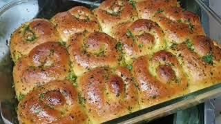 בקלי קלות- לחמניות שום רכות (ליהי קרויץ - מטבח בקלי קלות) - התמונה מוצגת ישירות מתוך אתר האינטרנט יוטיוב. זכויות היוצרים בתמונה שייכות ליוצרה. קישור קרדיט למקור התוכן נמצא בתוך דף הסרטון