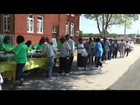 Monroe Alumni feed the hungry