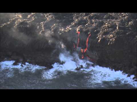 Hawaii, la lava si tuffa nell’oceano