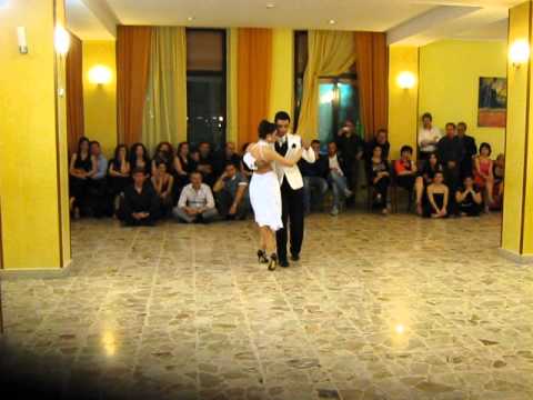  Néstor Patitas Azorín  and  Bárbara Ferreyra  are  dancing  to  the  tango  "  Maipo  "  by  Juan D'Arienzo  in  2014