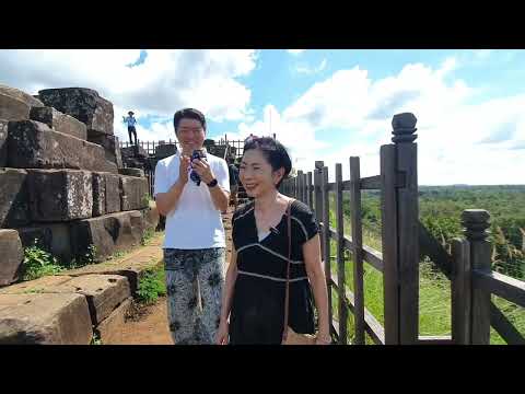 Deixe-me mostrar alguns bons pontos turísticos. Ruínas de Koh Ker e Ben Melia.