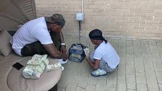 Moneybagg Yo teaches his son how to use a money counter 💸💰