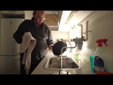 MongoTV_8396 - SPISER WINERBRØD OG VASKER OP MANDAG EFTERMIDDAG OG SNAKKER