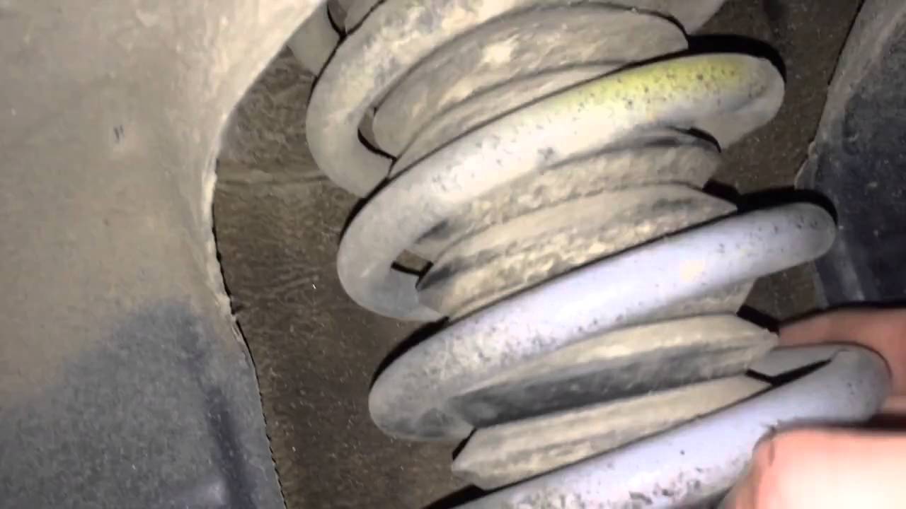 Скрип передних амортизаторов. Потекшие стойки амортизатора. Скрип передних амортизаторов. Отбойник амортизатора переднего ниссан х-трейл т32. Ниссан х-трейл т32 скрип задней подвески.