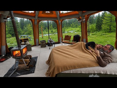 CAMPING WITH A GIANT INFLATABLE TENT IN HOTEL COMFORT