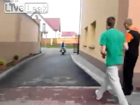 Szalona zakonnica na motocyklu.