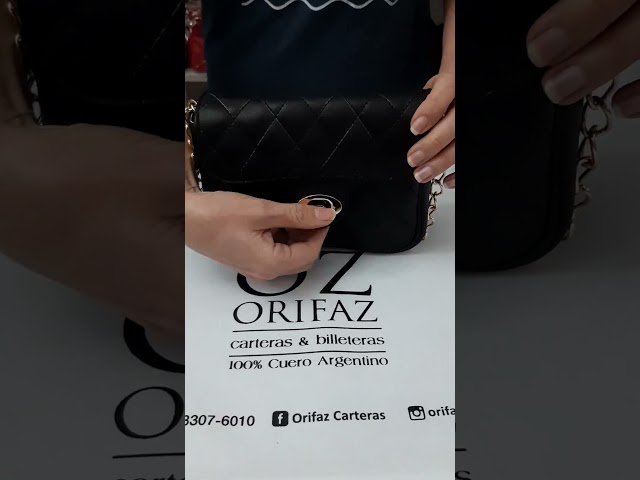 Vídeo relacionado con Cartera de Cuero Genuino de Metal Genuino con escorpión y Cadena de 50 cm de Largo y carabina