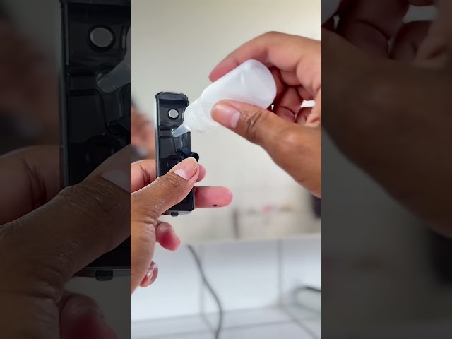 Video teaser per Trisa Steam Style Pro Test – Lydia probiert das Dampfglätteisen mit integrierter Bürste aus