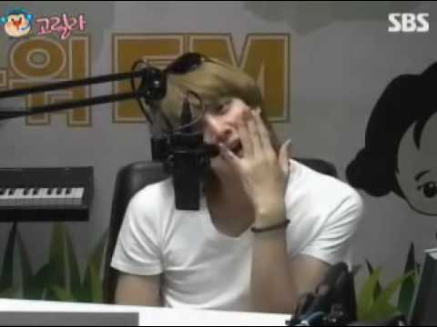 100601 Young Street Heechul imitates CNBLUE YongHwa & opens the gift from Rainbow Jisook