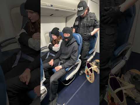 The police performed a rescue mission on this flight. The girl was so grateful!🤔👮🏽‍♂️🛩️