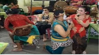 Download lagu REBUTAN JOGET GAYENG LUCU MESTHI NGGUYU - Campursari Sekarmayank/sekar mayang mp3 Download lagu REBUTAN JOGET GAYENG LUCU MESTHI NGGUYU - Campursari Sekarmayank/sekar mayang mp3