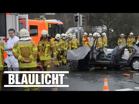 Mercedes knallt gegen Ampelmast - Unfall mit Todesfolge